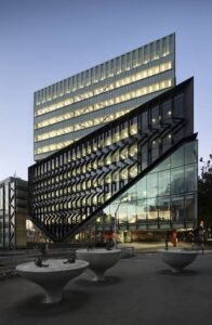 UNIVERSITY OF AUCKLAND